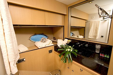 Yacht Catherine cabin bathroom