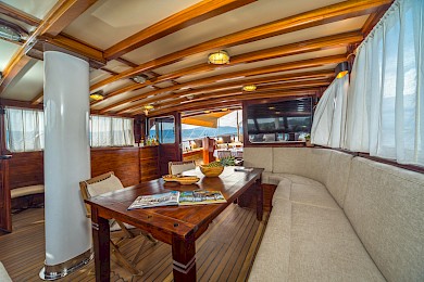 Yacht Angelica saloon