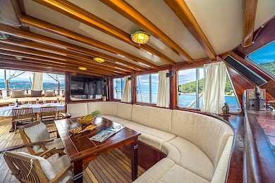 Yacht Angelica saloon