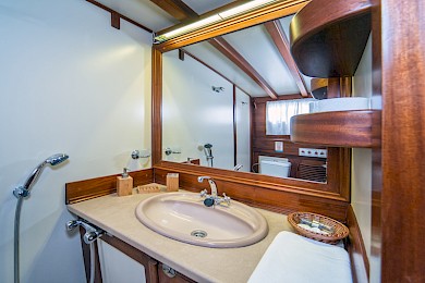 Yacht Angelica cabin bathroom