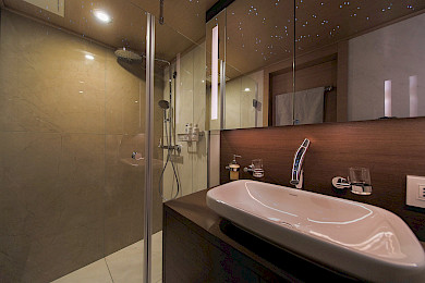 Yacht Omnia bathroom