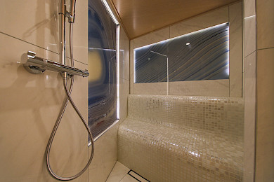 Yacht Omnia shower