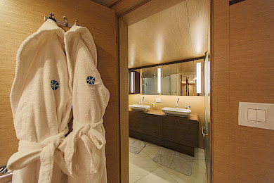 Yacht Omnia bathroom