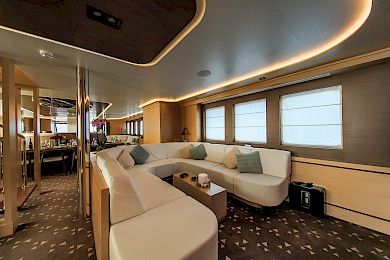 Yacht Omnia saloon