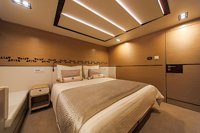 Yacht Omnia cabin bed