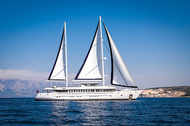 Yacht Omnia side profile