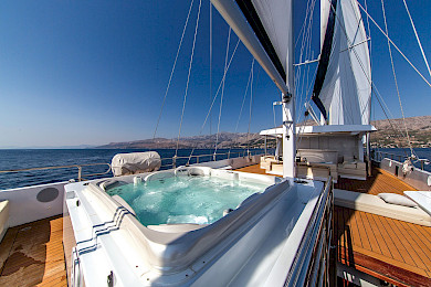 Yacht Omnia Jacuzzi