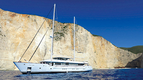 Yacht Omnia side profile