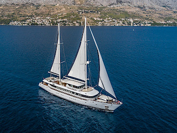 Yacht Omnia sailing