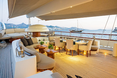 Yacht Zanziba dining area