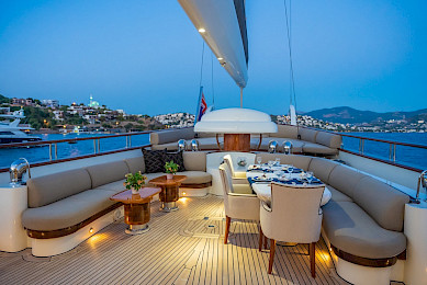 Yacht Zanziba dining area