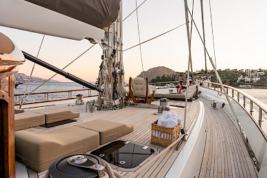 Yacht Zanziba deck