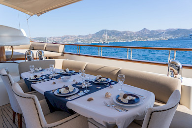 Yacht Zanziba dining table