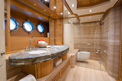 Yacht Zanziba cabin bathroom