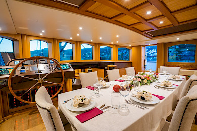 Yacht Zanziba dining table