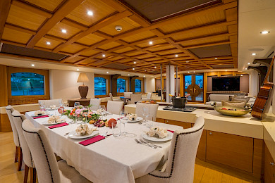 Yacht Zanziba dining table