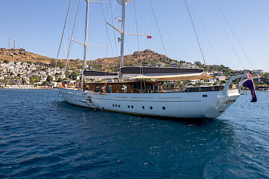 Yacht Zanziba side profile