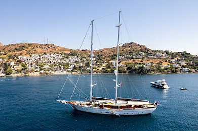 Yacht Zanziba side profile