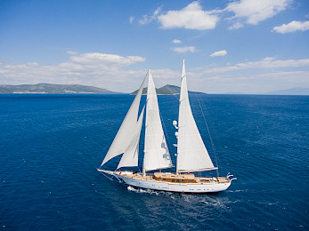 Yacht Zanziba sailing