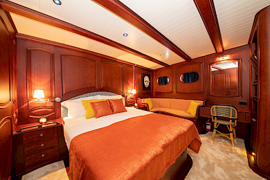 Yacht Voyage cabin