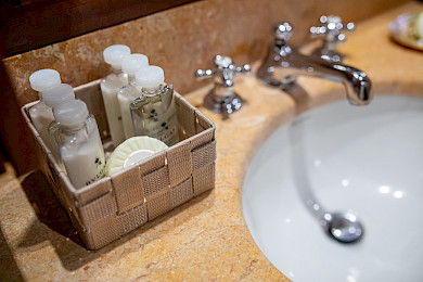 Yacht Voyage bathroom