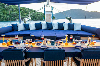 Yacht Voyage dining table