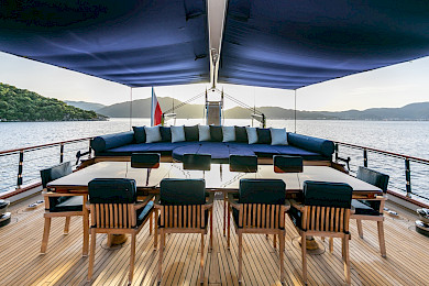 Yacht Voyage dining table