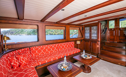 Yacht Voyage saloon