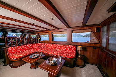 Yacht Voyage saloon