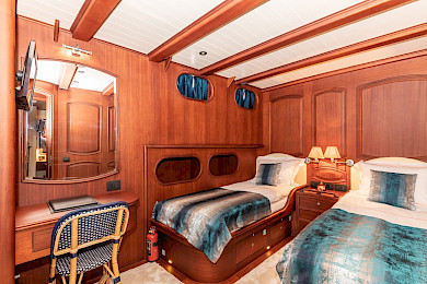 Yacht Voyage cabin