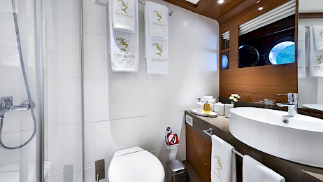 Yacht Mermaid cabin bathroom