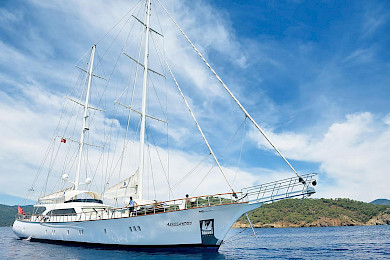 Yacht Alessandro side view