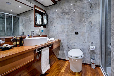 Yacht Alessandro cabin bathroom