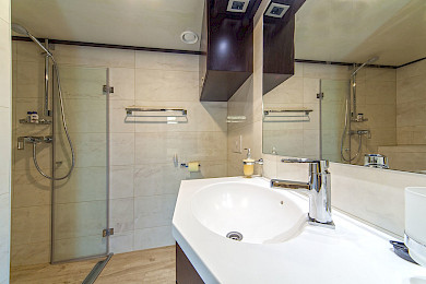 Yacht Navilux cabin bathroom