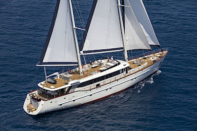 Yacht Navilux sailing