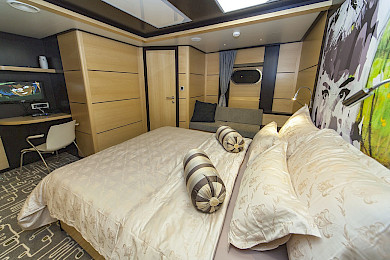 Yacht Navilux cabin