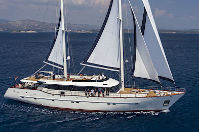 Yacht Navilux sailing