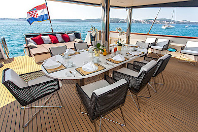 Yacht Navilux dining