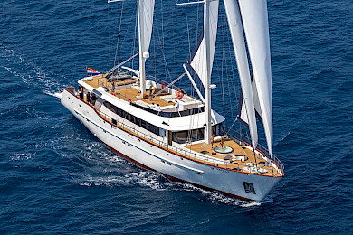 Yacht Navilux sailing