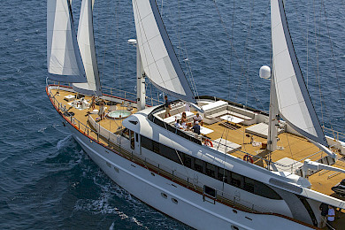 Yacht Navilux sailing