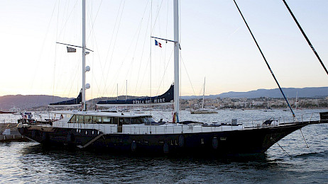 Yacht Perla Del Mare side view