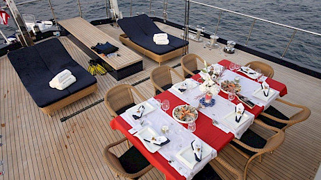 Yacht Perla Del Mare dining table