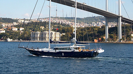 Yacht Perla Del Mare side view