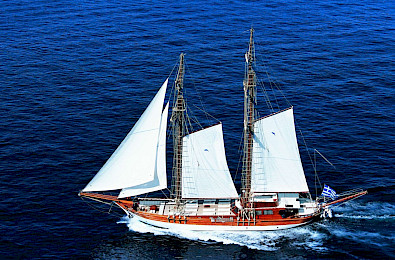 Yacht Matina sailing