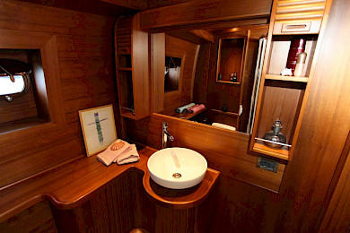 Yacht Cakiryildiz cabin bathroom