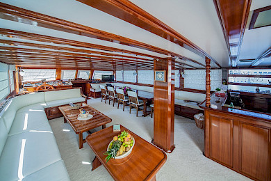 Yacht Stella Maris saloon