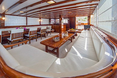 Yacht Stella Maris saloon