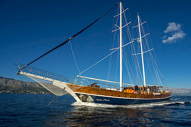 Yacht Stella Maris side view