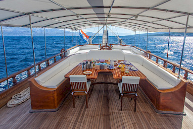 Yacht Stella Maris dining table