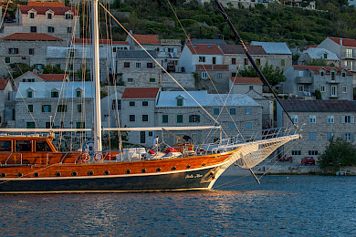 Yacht Stella Maris side profile